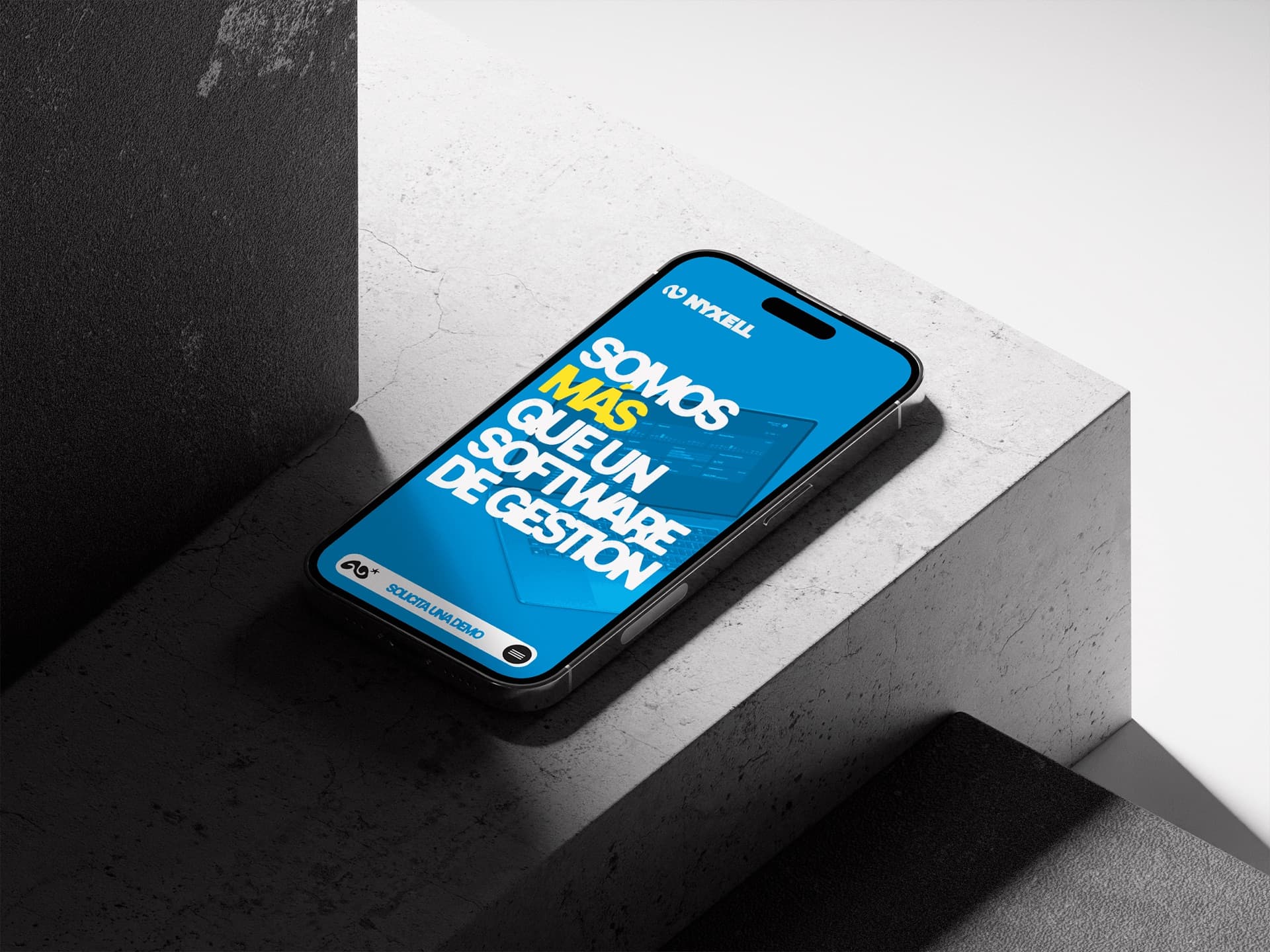 Nyxell app mockup — Somos más que un software de gestión